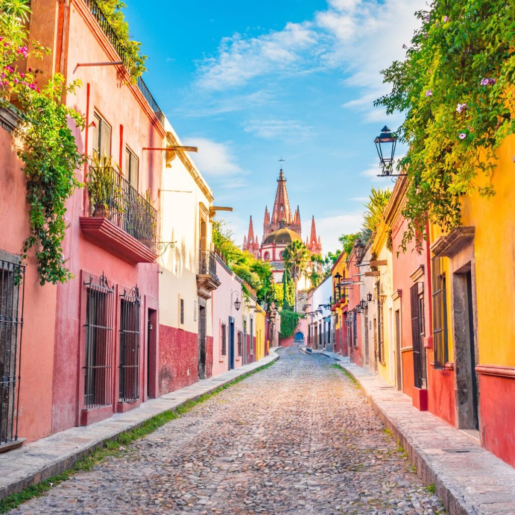 Destinos en México que sufren el fenómeno de la turistificación en Travel & Life: Tu Guía de Viajes y Estilo de Vida Callejón en San Miguel de Allende.