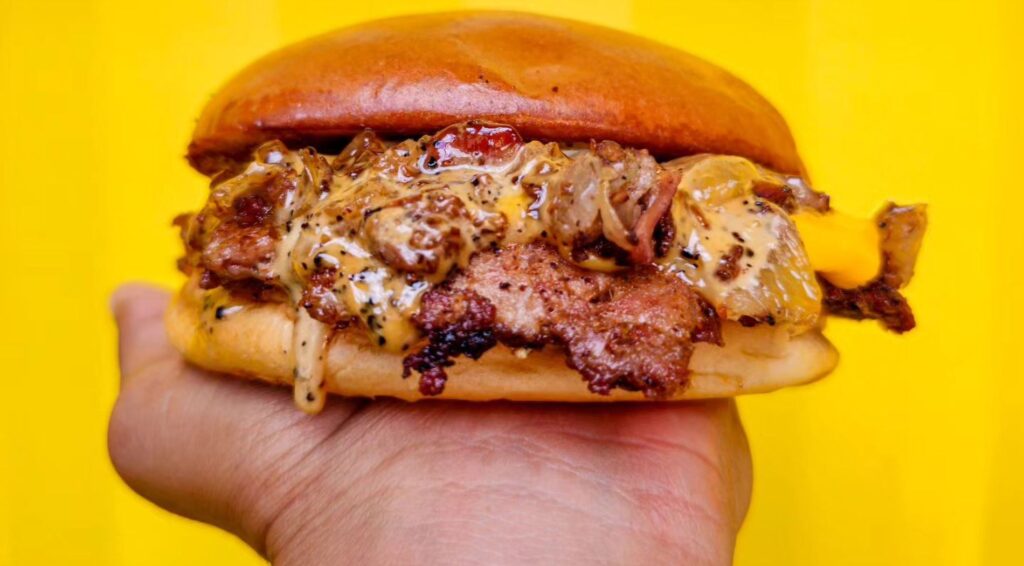 ¿Hasta qué hora regalarán hamburguesas en CDMX por el Día de la Hamburguesa?