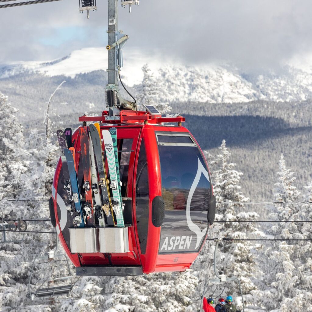 Esquiar en Aspen: cuánto cuesta realmente el invierno más exclusivo de Colorado en Travel & Life: Tu Guía de Viajes y Estilo de Vida Góndola Aspen.