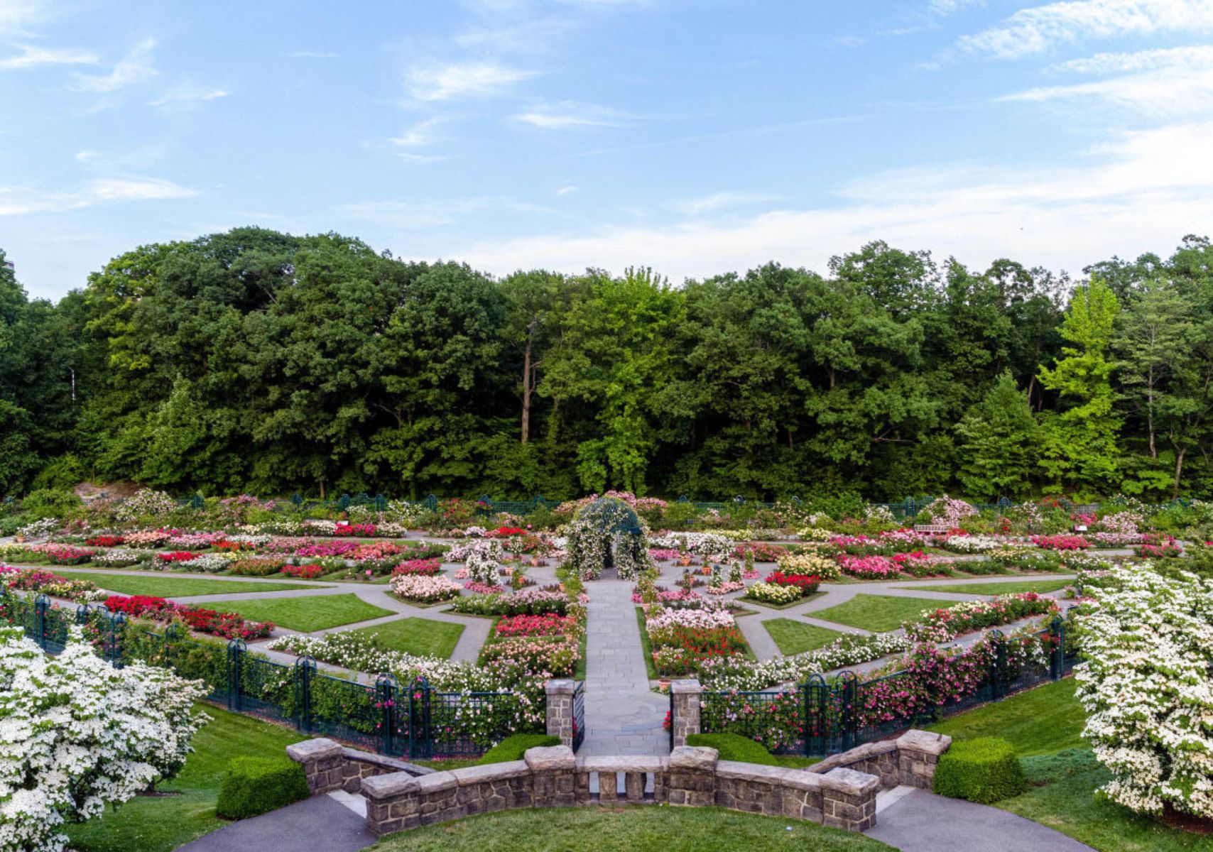 El Jardín Botánico de NYC se transforma en el País de las Maravillas con una exposición
