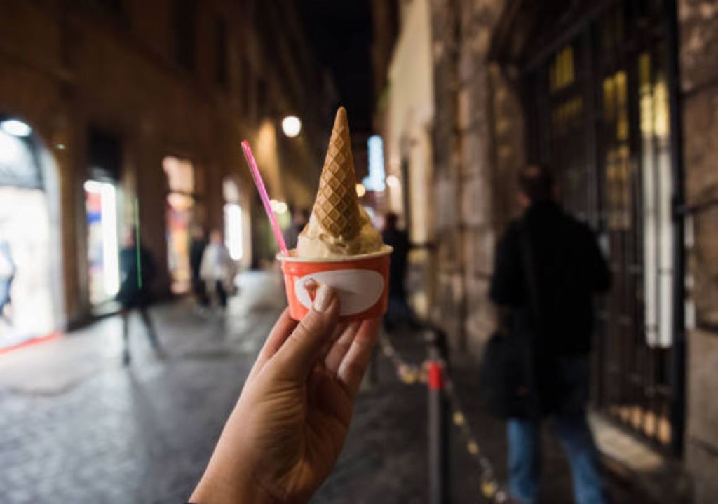 Milán propone polémica medida para que los restaurantes turísticos no provoquen ruido