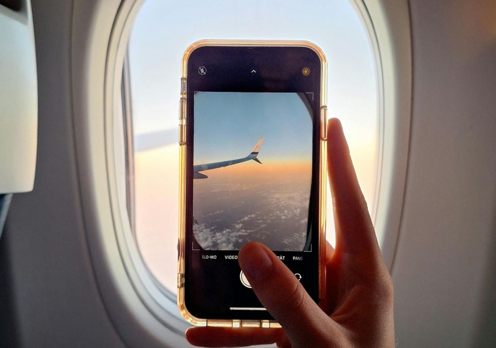 Por esta razón no debes recoger tu teléfono si se cae entre los asientos del  avión 