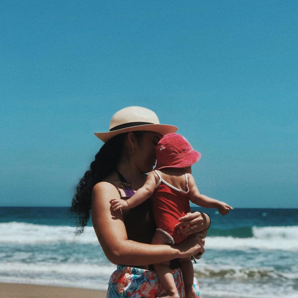 Mejores bloqueadores solares para niños según profeco para estas vacaciones de Semana Santa 2025 con climas calurosos.