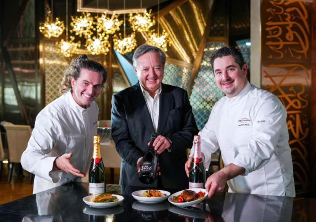 Emirates lanza un menú maridado con Moët & Chandon en Business Class