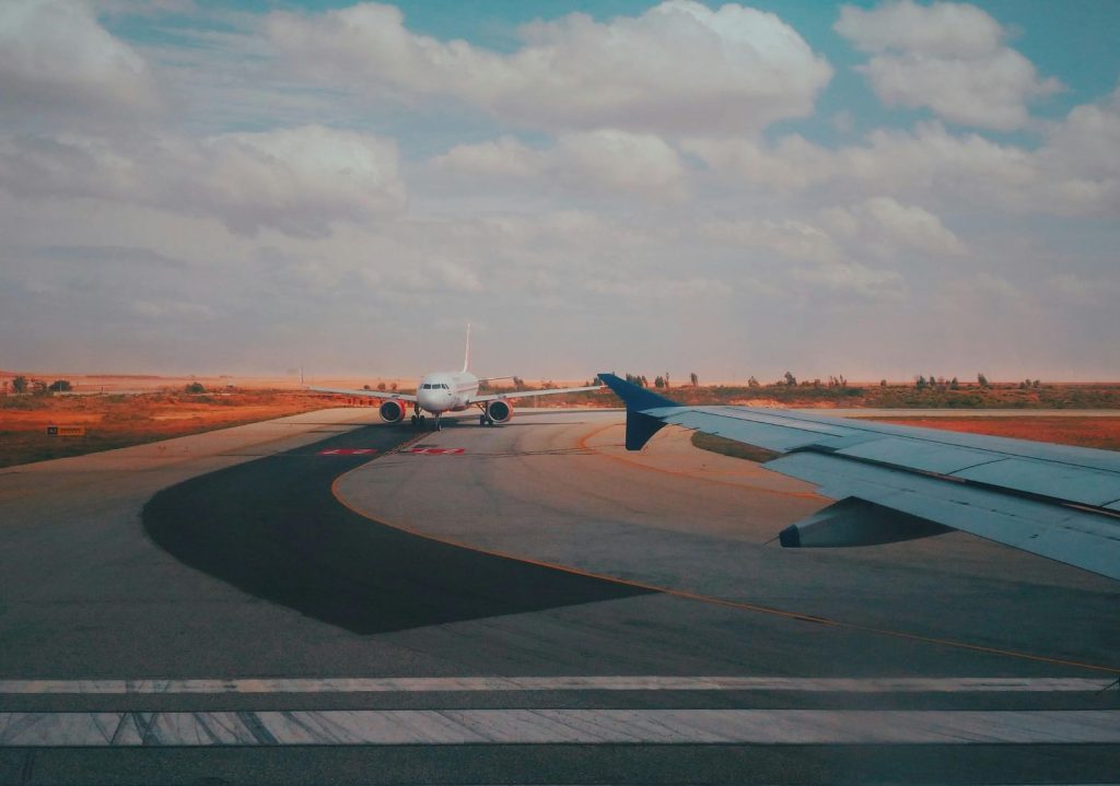 ¿Cuándo es mejor comprar boletos de avión? Días y horarios clave para ahorrar en vuelos