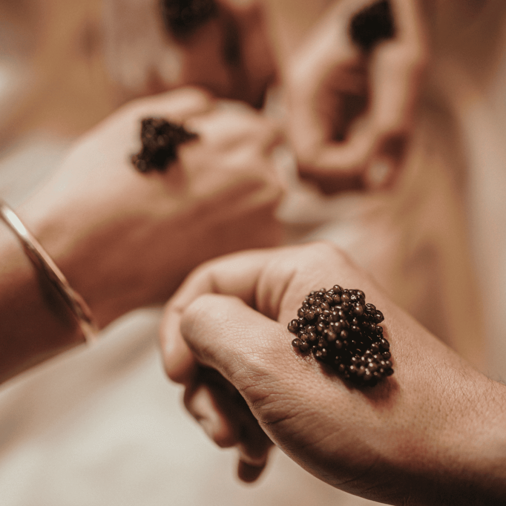 Cuál es la manera correcta de comer caviar