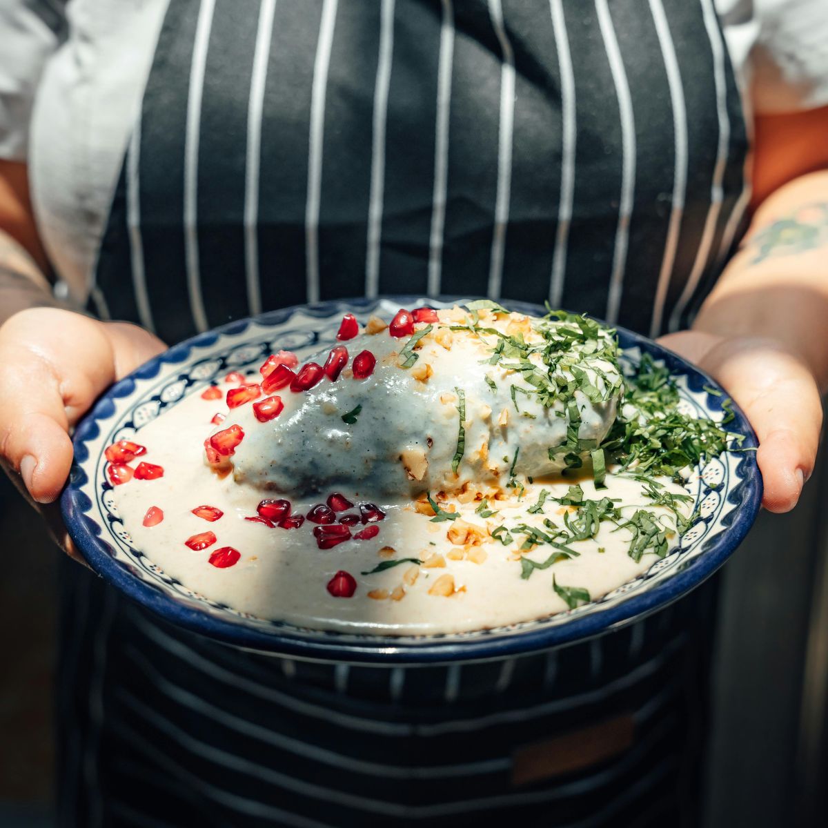 ¡Temporada de chiles en nogada ya empezó! Te decimos en qué ciudades puedes comer los mejores en Travel & Life: Tu Guía de Viajes y Estilo de Vida Chef con un chile en nogada.