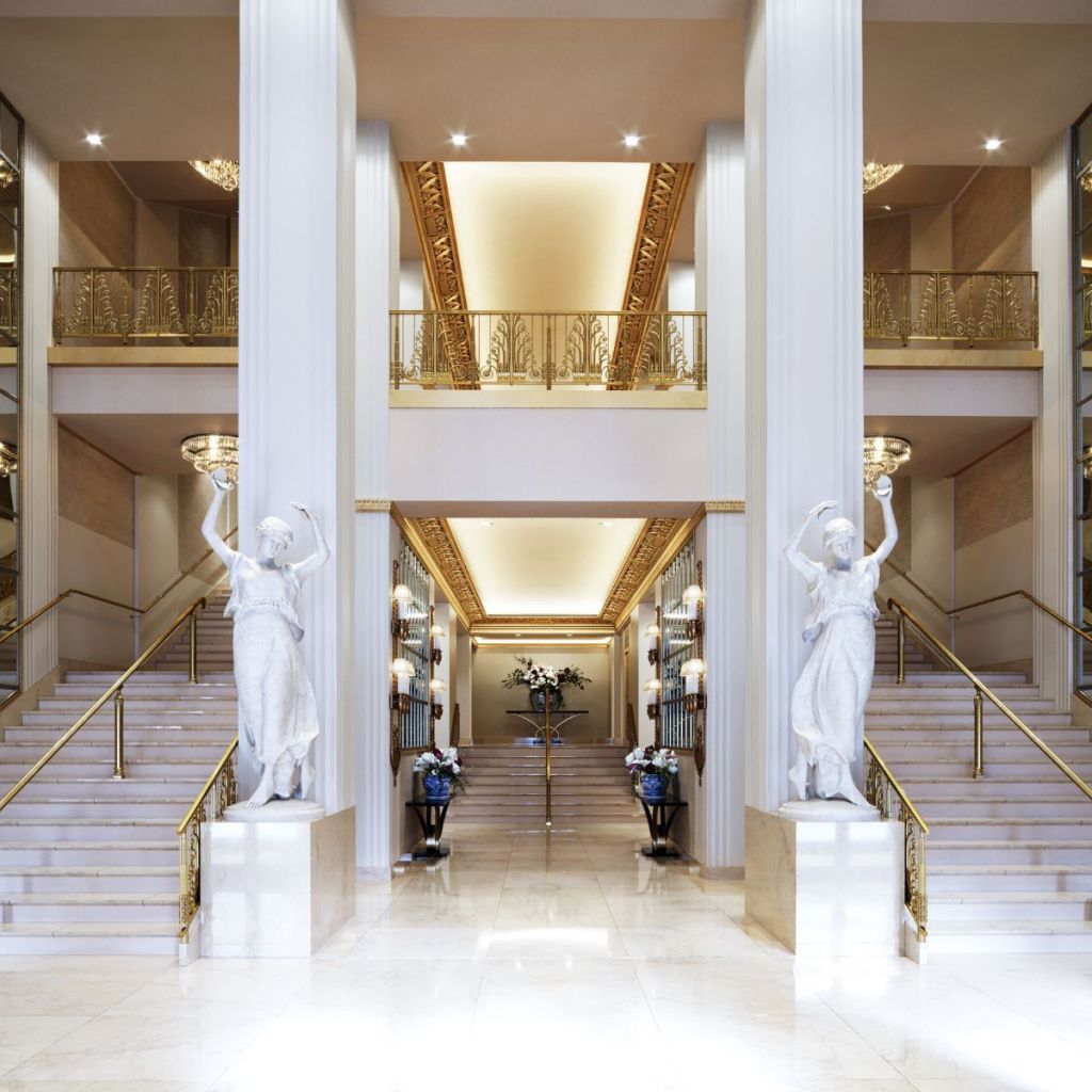 El regreso del ícono: así es la nueva era del Waldorf Astoria New York en Travel & Life: Tu Guía de Viajes y Estilo de Vida Lobby WALDORF ASTORIA NYC.
