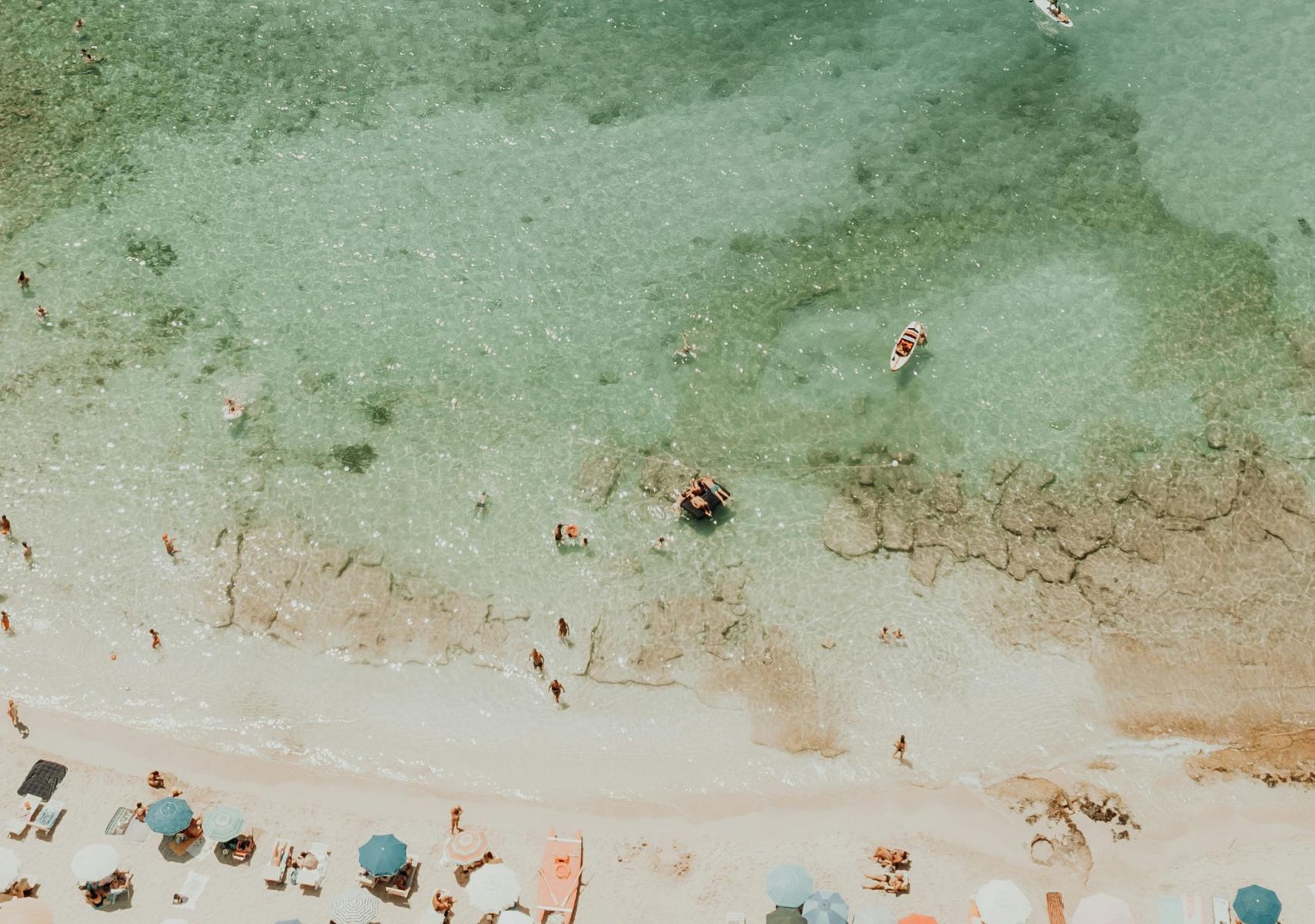 Personas en playa de Italia.
