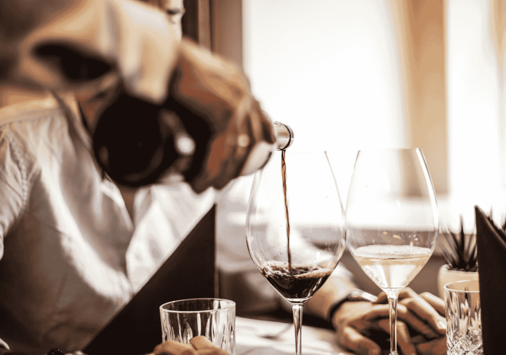 Mesero sirviendo vino para catar