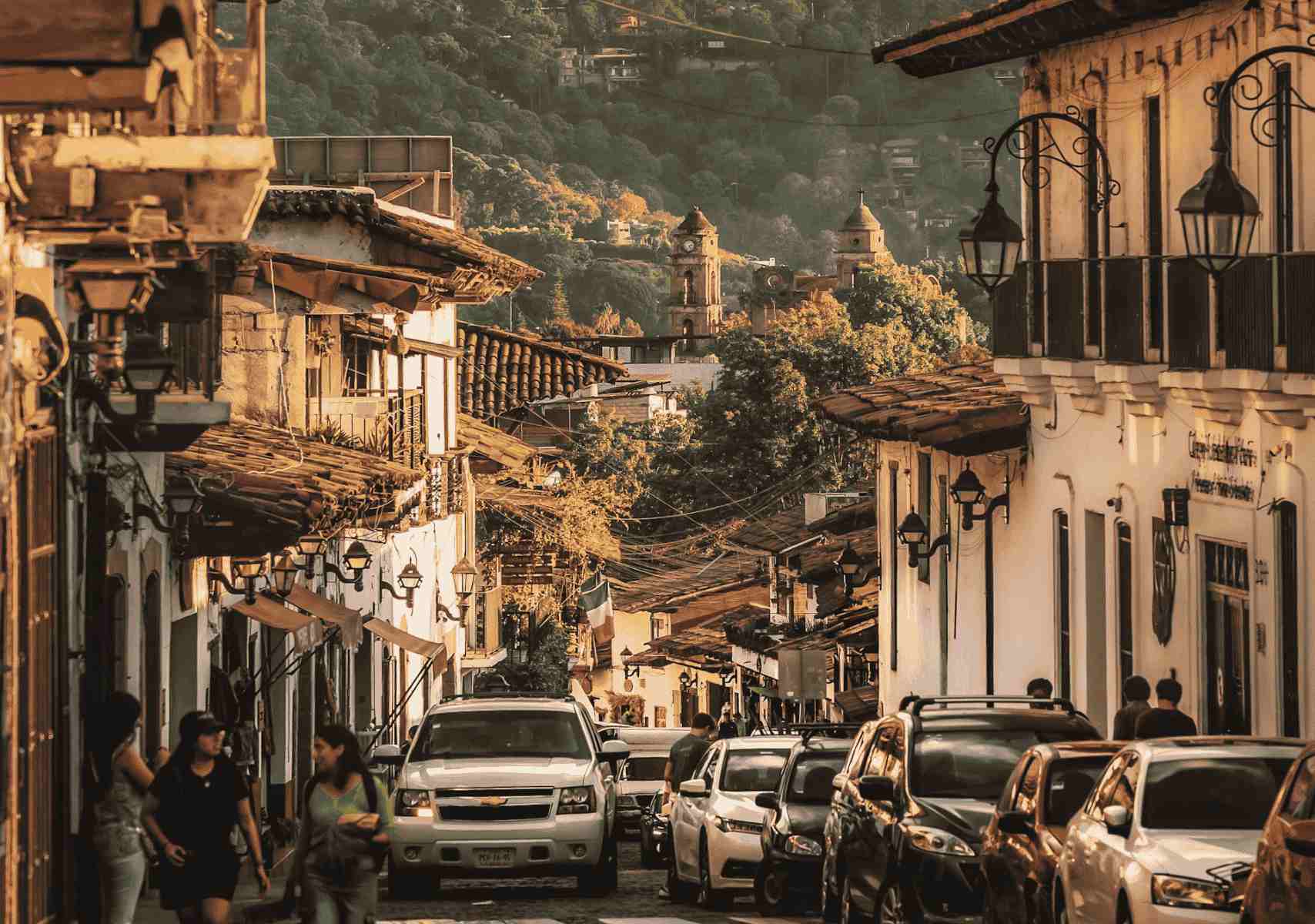 Calles empedradas de Valle de bravo con vehiculos y personas. Es uno de los Pueblos Mágicos del Estado de México.