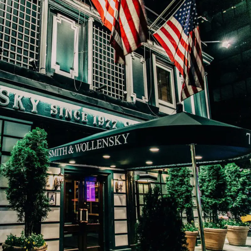 Las locaciones de "El Diablo Viste a la Moda" en Nueva York en Travel & Life: Tu Guía de Viajes y Estilo de Vida Smith & Wollensky en el diablo viste a la moda.