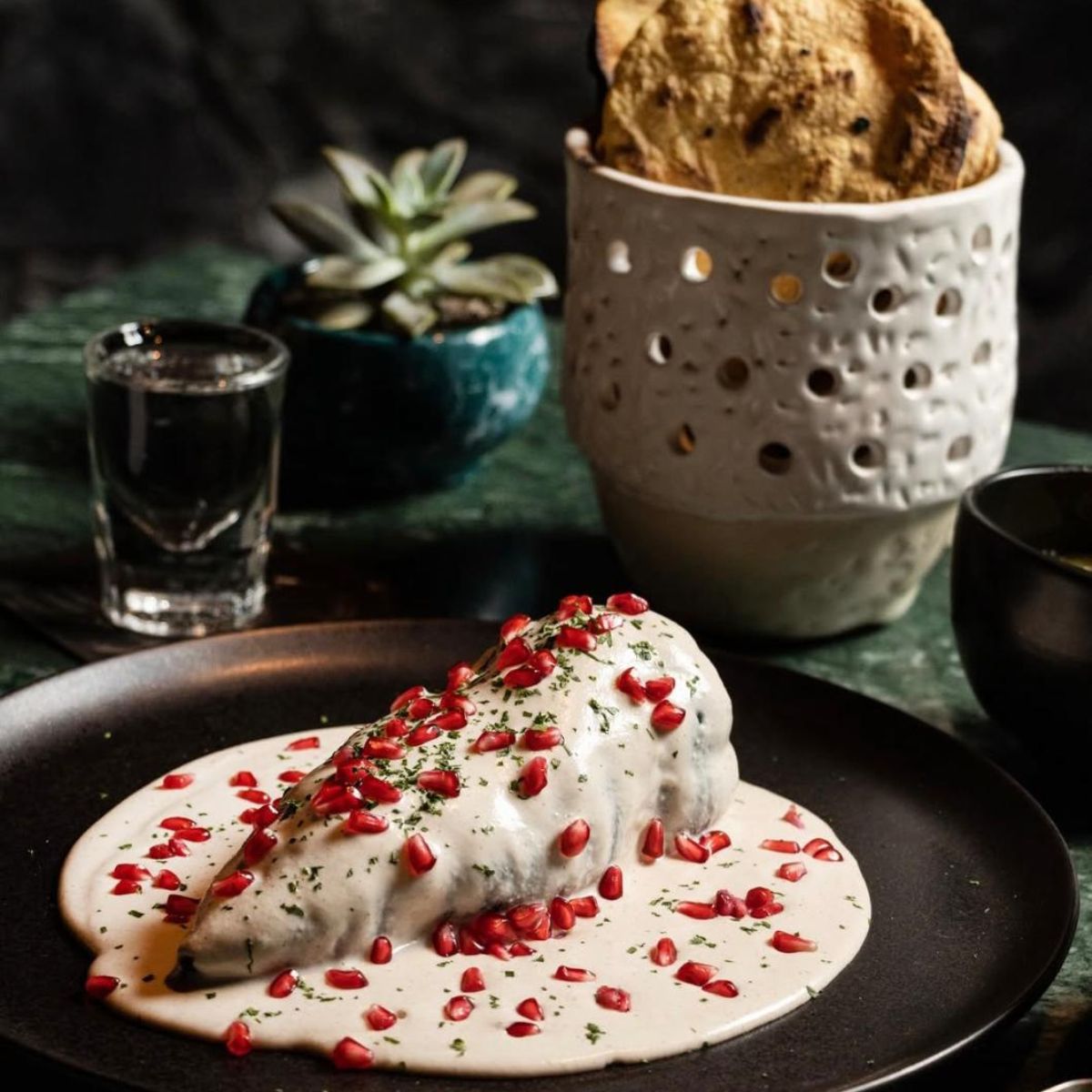 5 restaurantes para comer chiles en nogada en Monterrey en Travel & Life: Tu Guía de Viajes y Estilo de Vida Chiles en nogada en La Colonia, San Pedro Monterrey.