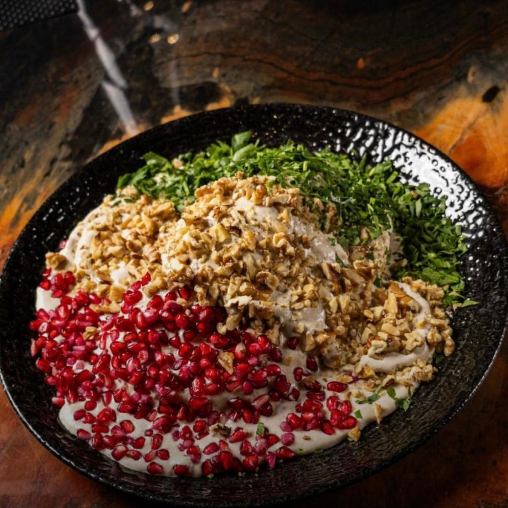 5 restaurantes para comer chiles en nogada en Monterrey en Travel & Life: Tu Guía de Viajes y Estilo de Vida Chile en nogada de La Torrada, Monterrey.