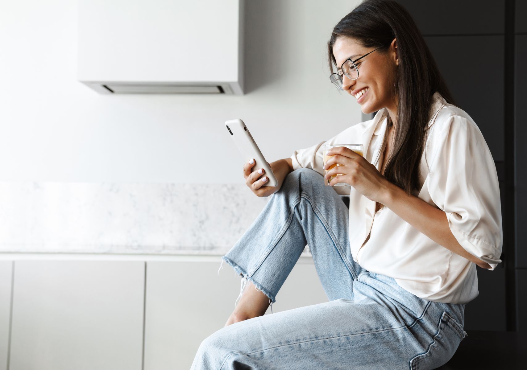 MUJER VIENDO SU CELULAR Y GASTANDO SUS DATOS MÓVILES