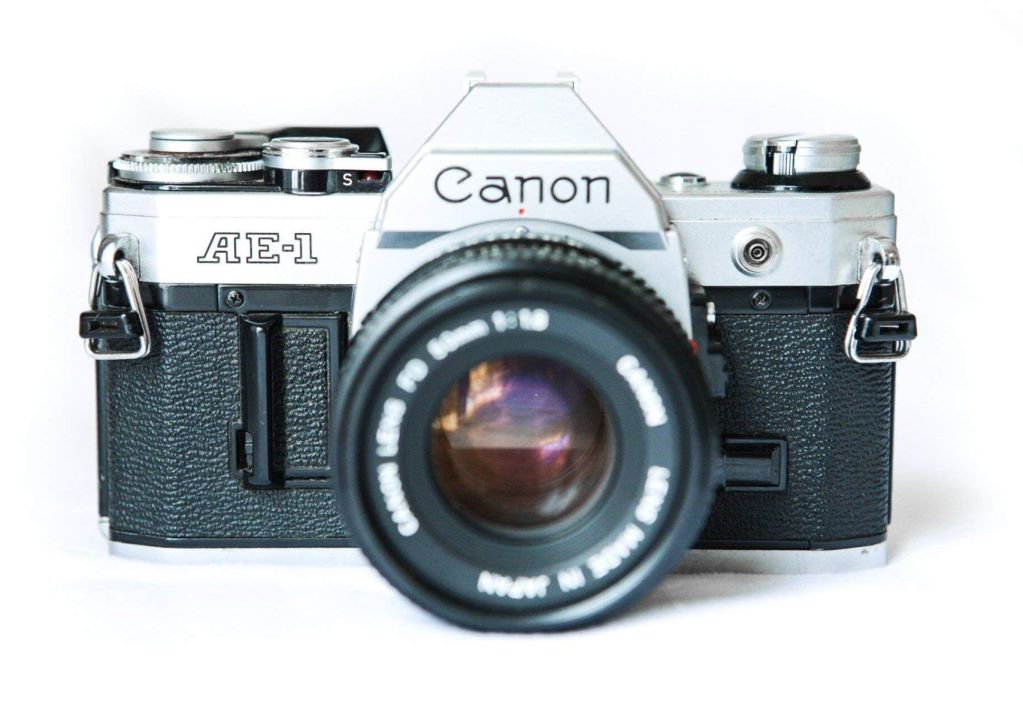 Las mejores cámaras para lograr fotos de viaje con estilo vintage en Travel & Life: Tu Guía de Viajes y Estilo de Vida Canon AE-1 (35mm analógica)