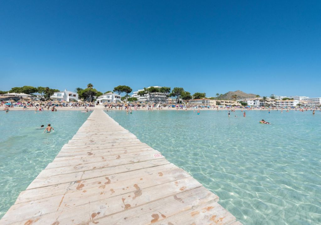 España es el país con más playas que tienen certificación "Blue Flag" en el mundo en Travel & Life: Tu Guía de Viajes y Estilo de Vida Islas Baleares entre las más limpias de España.