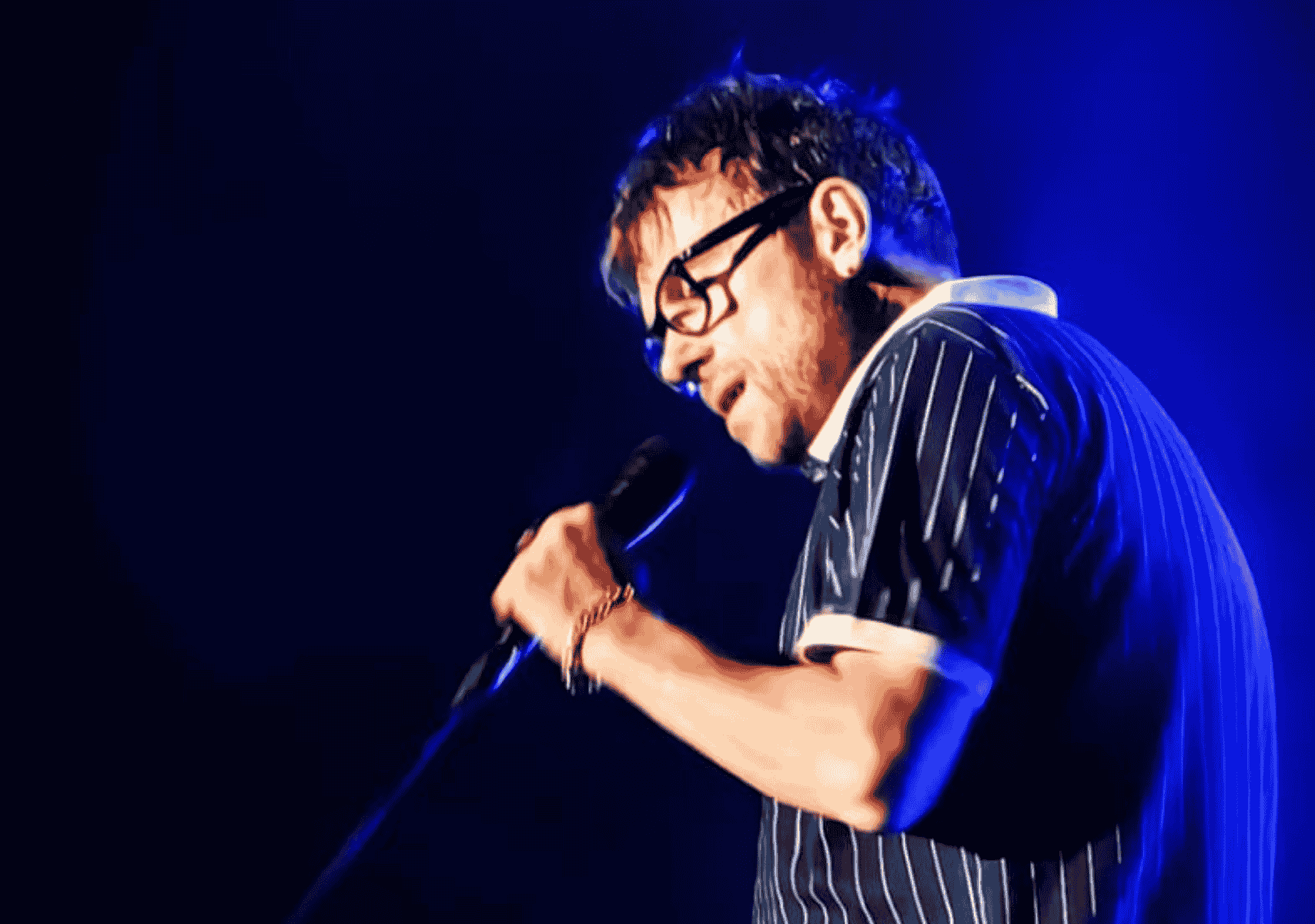 Damon Albarn con un micrófono en concierto en México