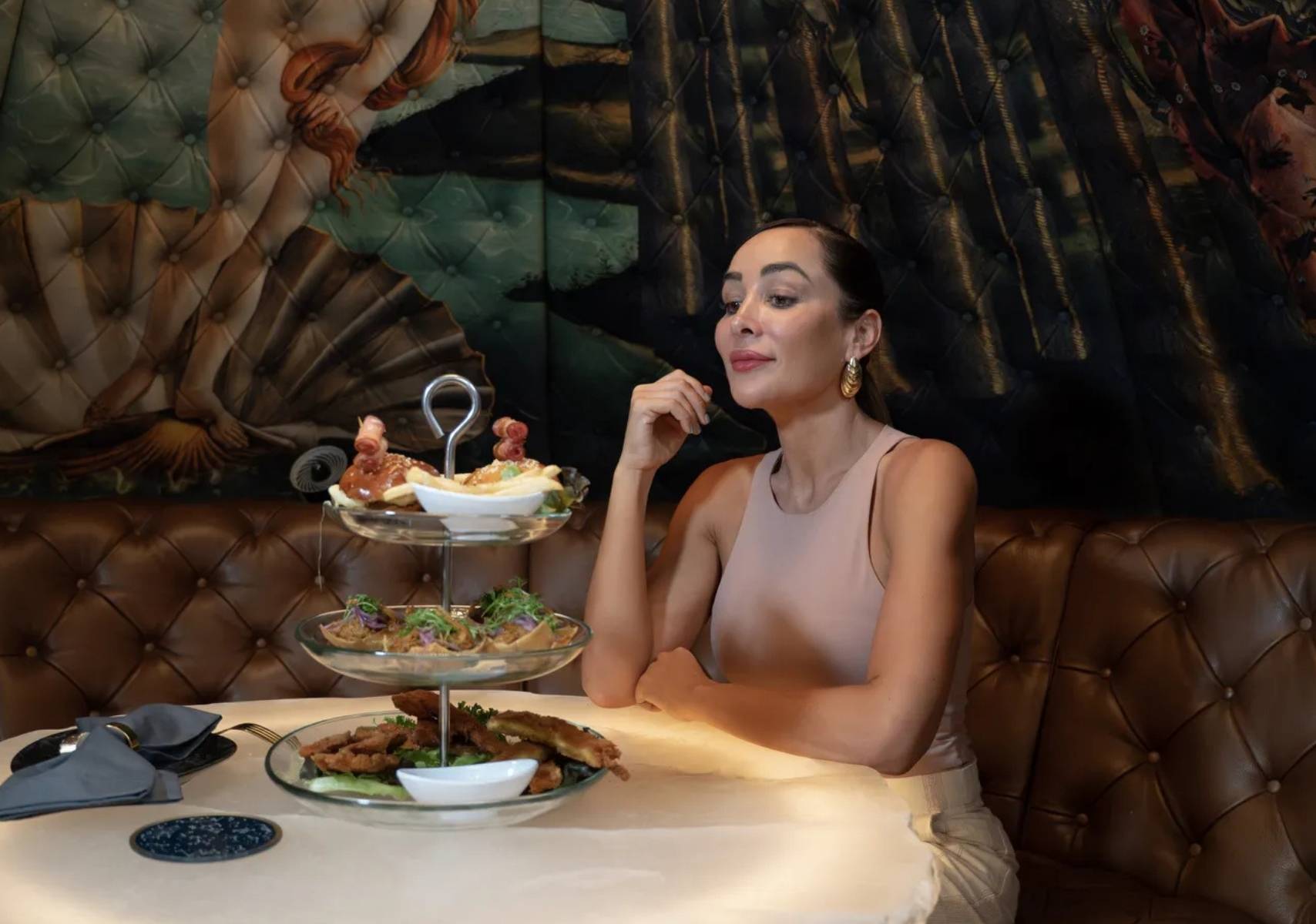 una mujer disfrutando sentada en las salas vip del aifa