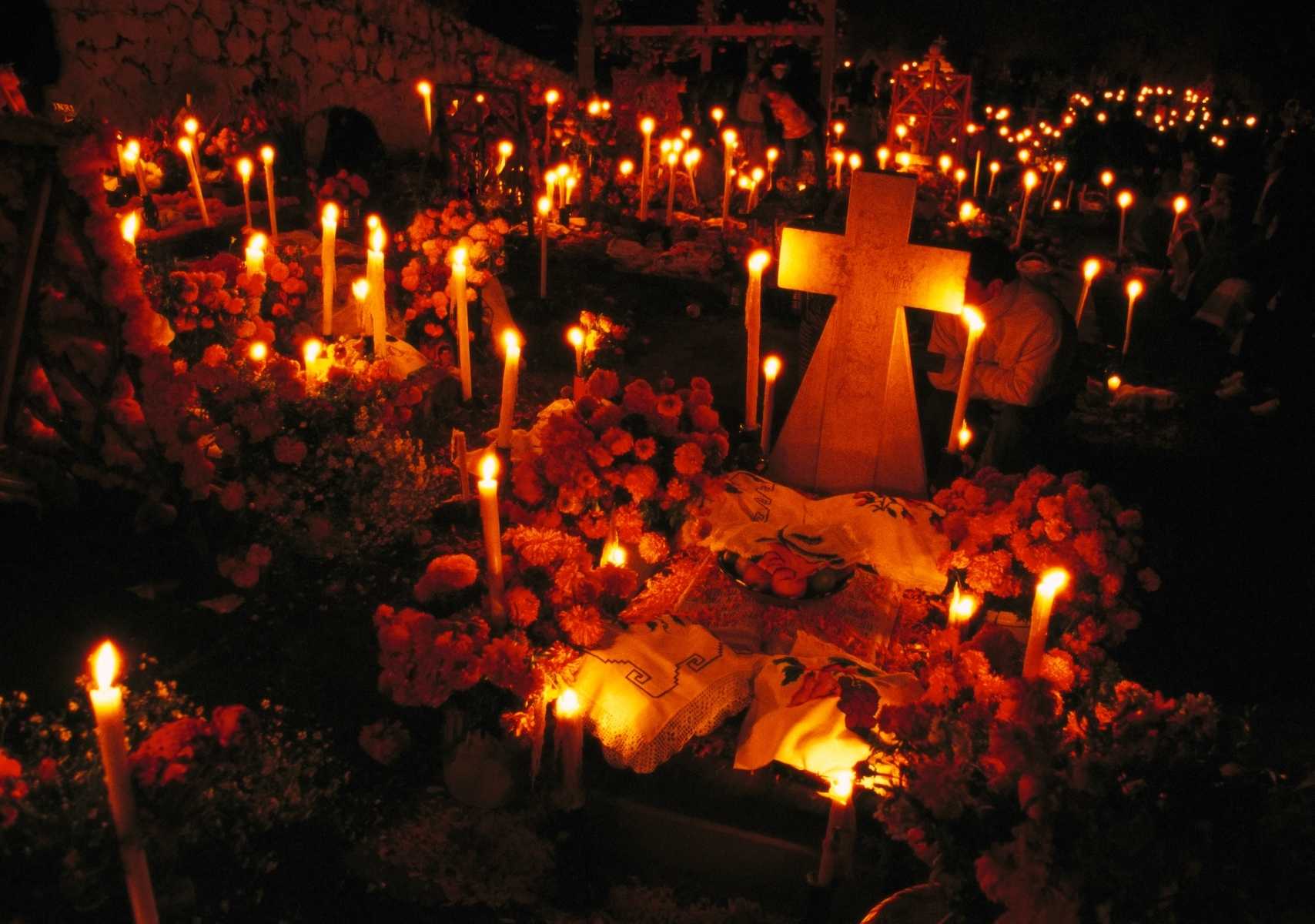 iSLA DE jANITZIO ILUMINADA CON VELAS EN dÍA DE mUERTOS