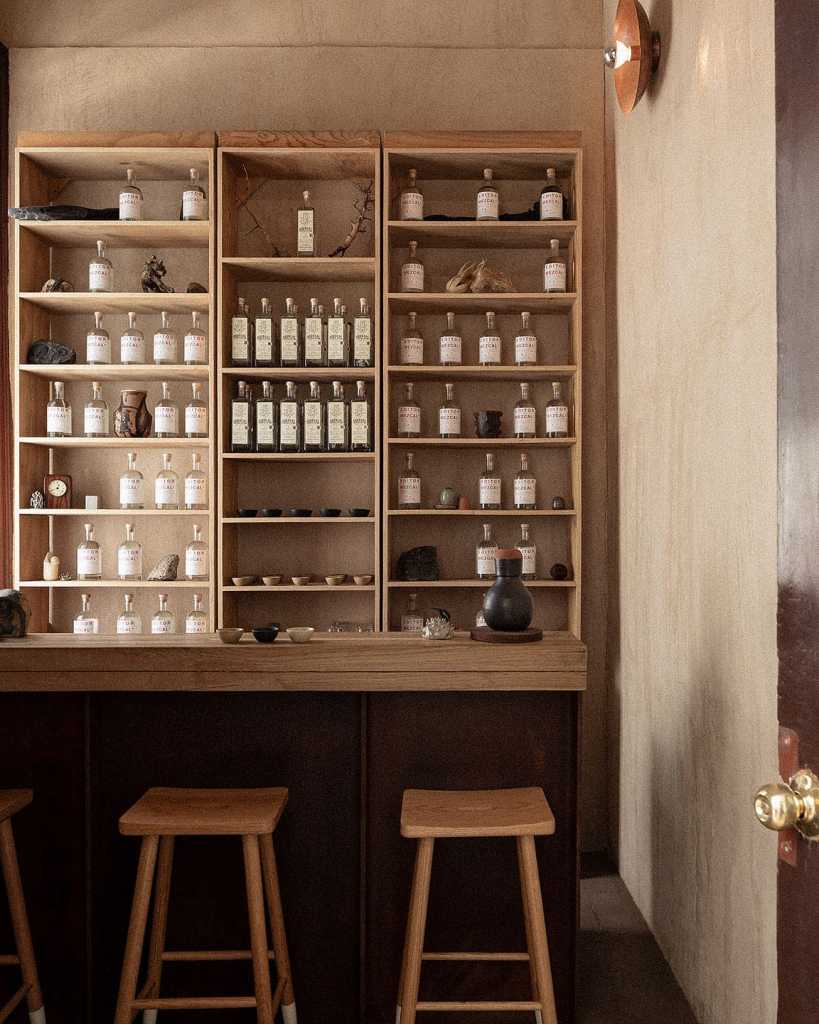 Mezcalerías en CDMX para pasar el 15 de septiembre en Travel & Life: Tu Guía de Viajes y Estilo de Vida Apotheca Mezcalería en CDMX.