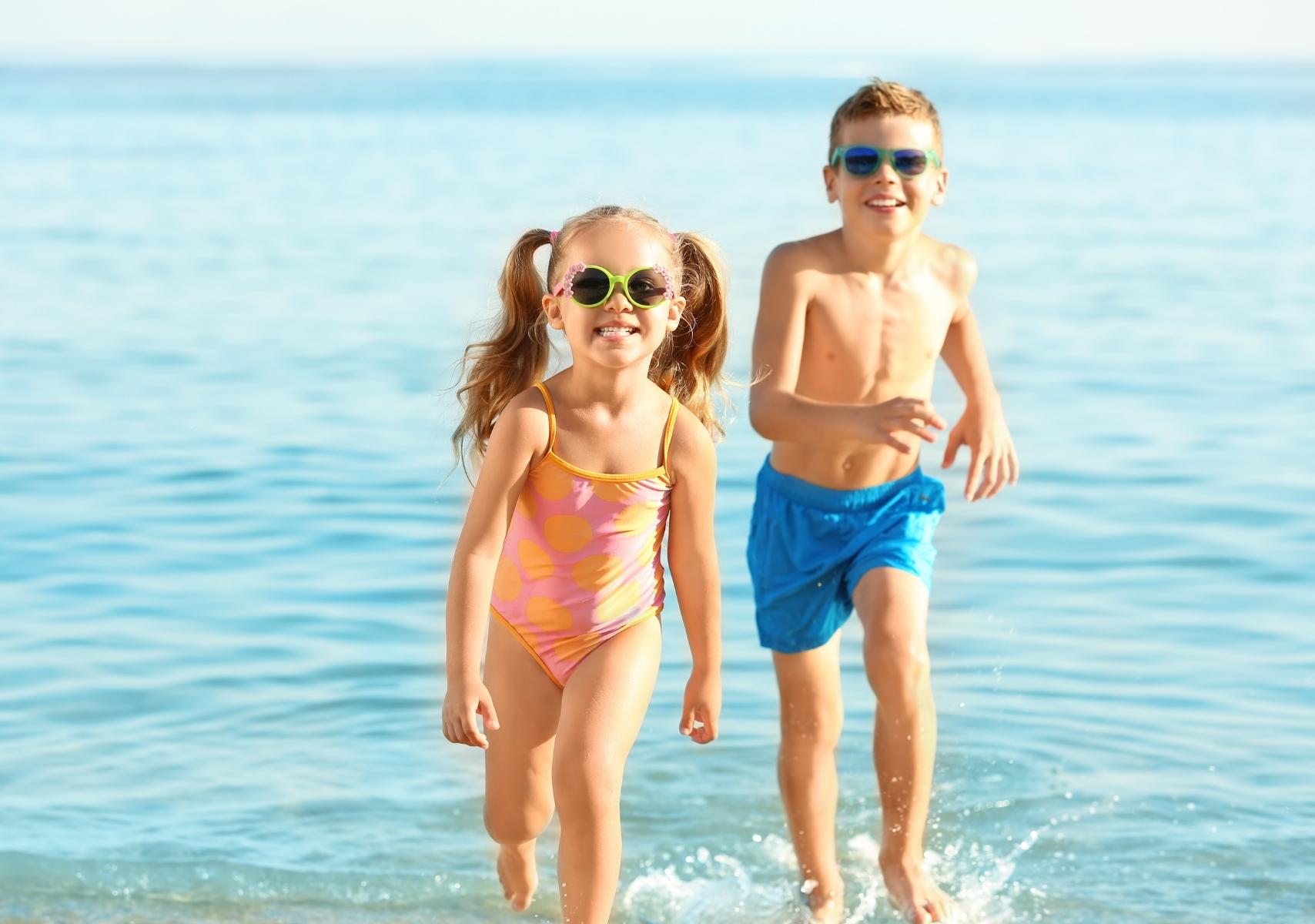 Niños en la playa aprovechando un descanso marcado en calendario sep