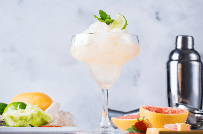 6 cócteles con mezcal que debes preparar para celebrar el 15 de septiembre en Travel & Life: Tu Guía de Viajes y Estilo de Vida