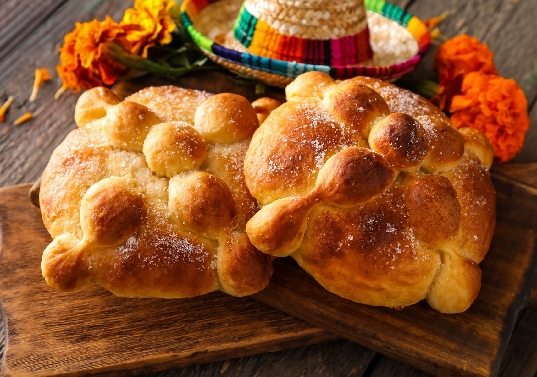 pan de muerto sobre una tabla en una cocina mexicana