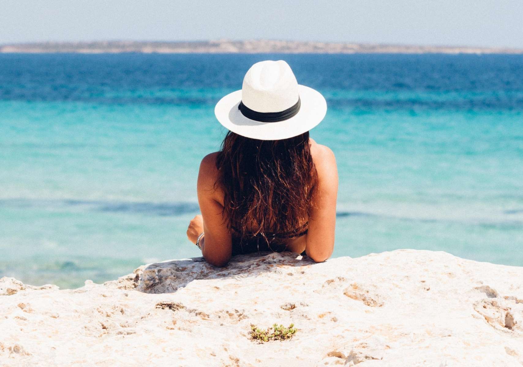 Mujer disfrutando de playas de México