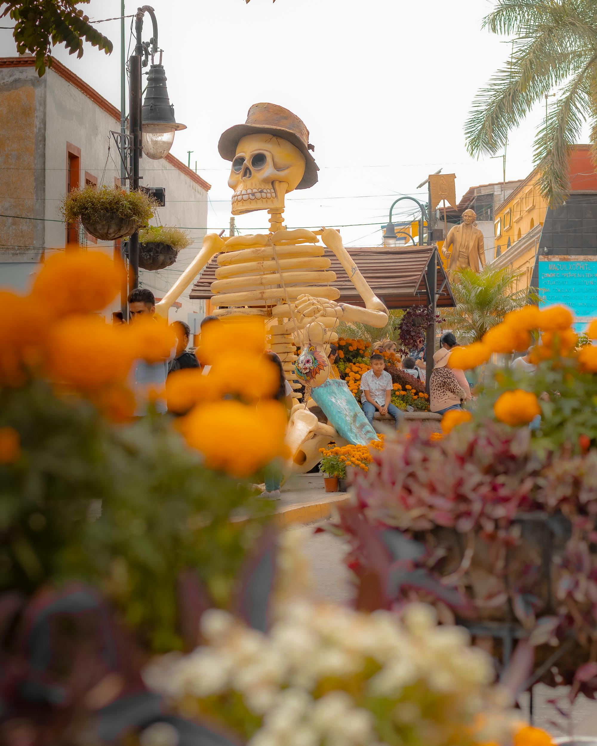 Cómo llegar a Atlixco desde CDMX para Día de Muertos en Travel & Life: Tu Guía de Viajes y Estilo de Vida Escultura de catrina en calles de Atlixco