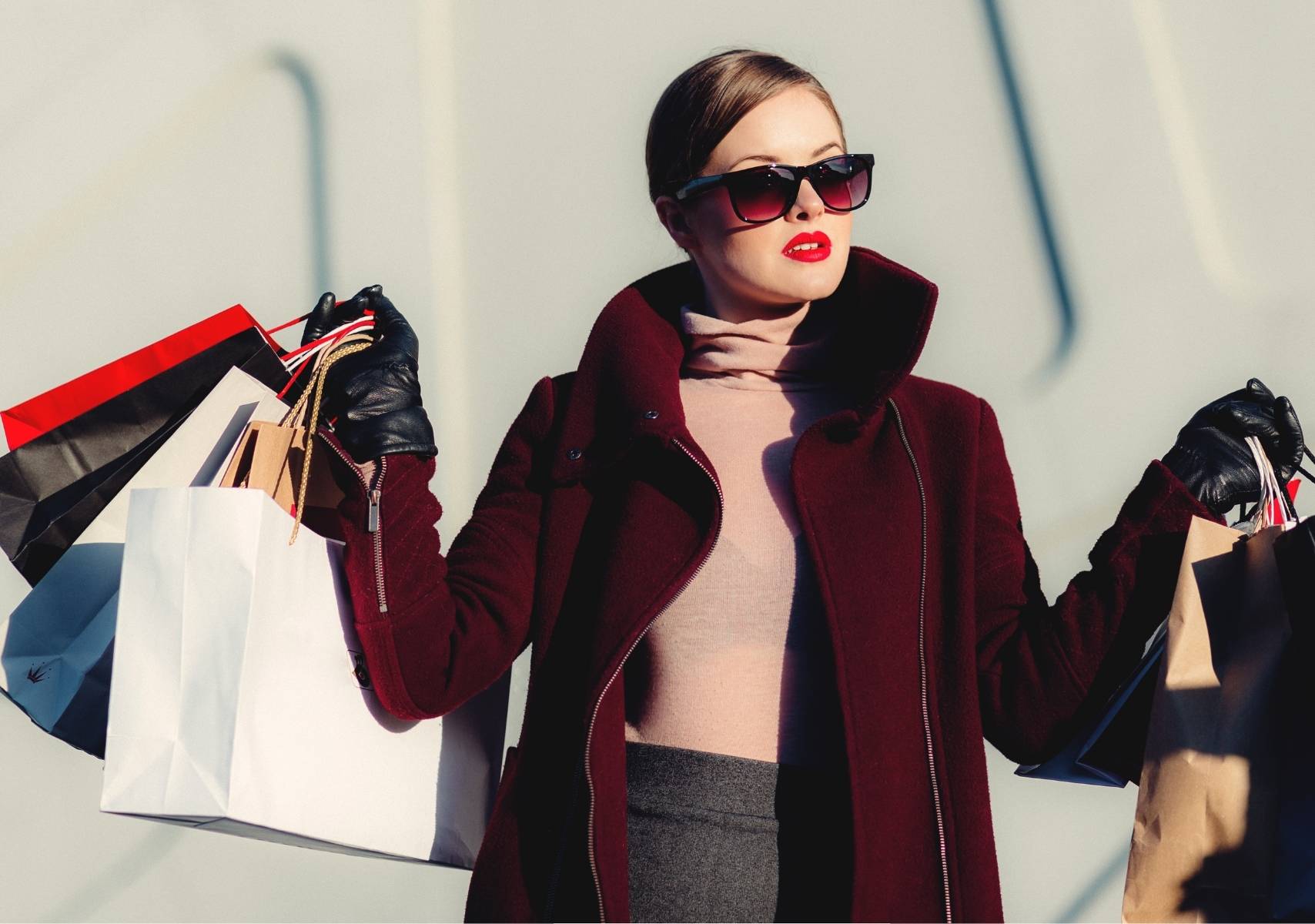 Mujer con bolsas de compras en el Buen Fin 2025
