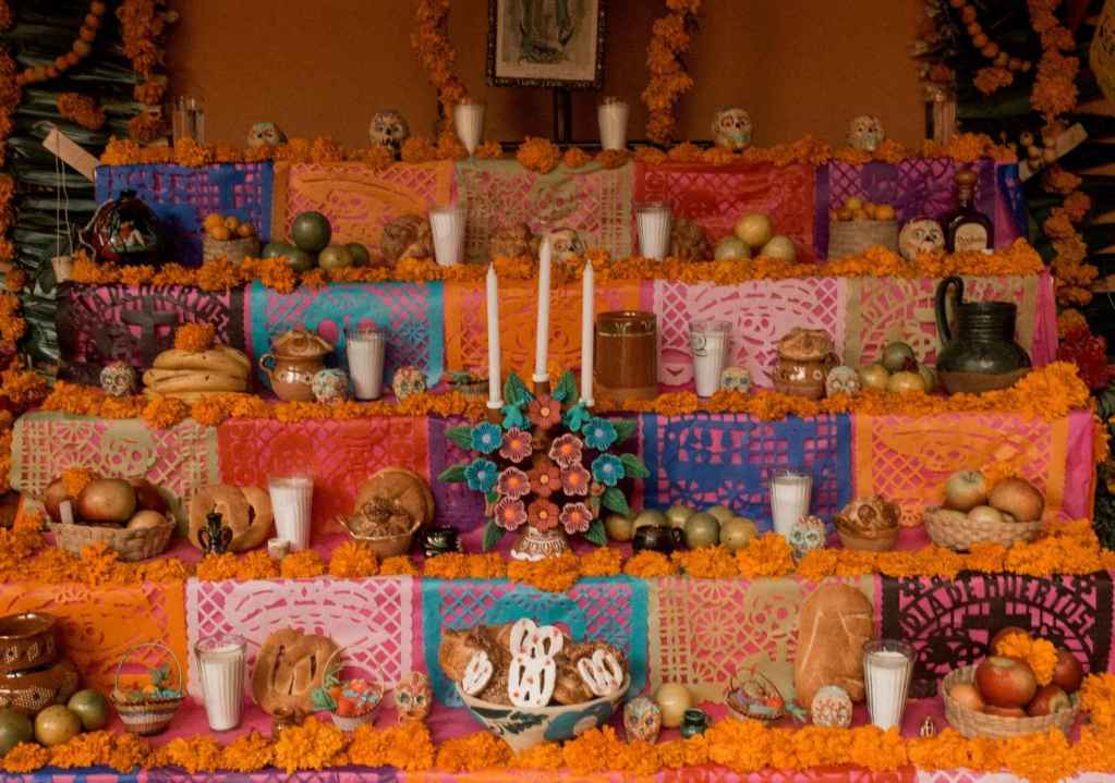 Altar de muertos: Qué significa, qué lleva y cuándo se pone la ofrenda en Travel & Life: Tu Guía de Viajes y Estilo de Vida Altar de muertos: Qué significa, qué lleva y cuándo se pone la ofrenda en Travel & Life: Tu Guía de Viajes y Estilo de Vida