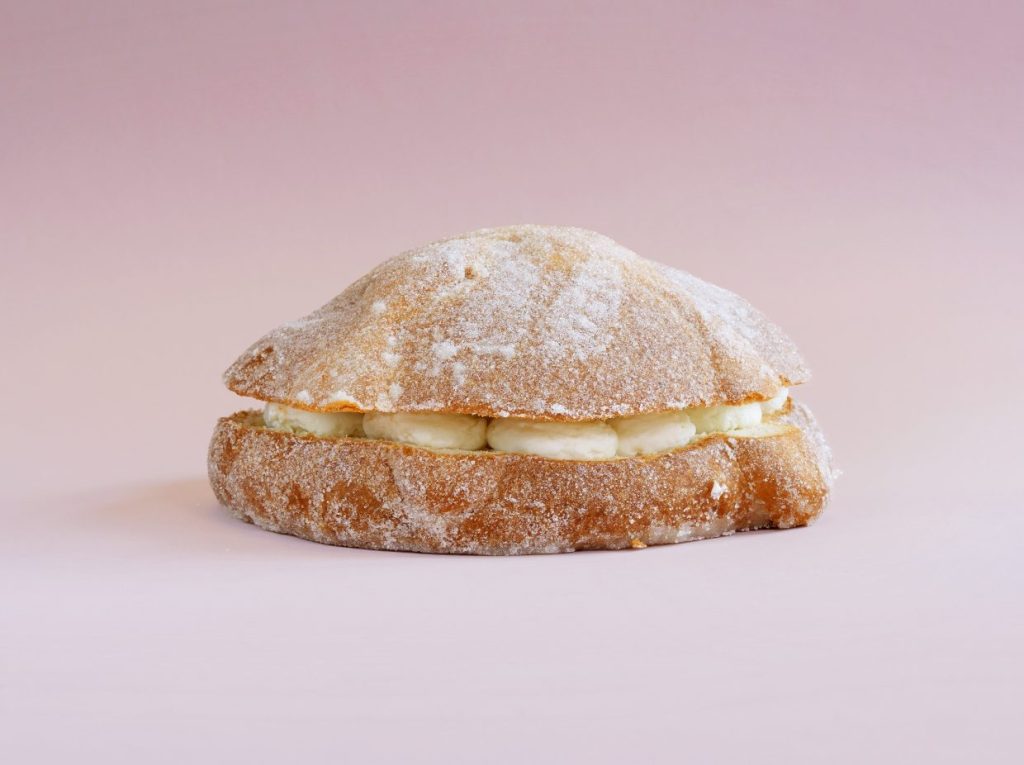 Panes de muerto rellenos que debes probar en CDMX en Travel & Life: Tu Guía de Viajes y Estilo de Vida Panes de muerto rellenos en pastelería alcazar