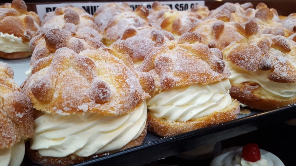 Panes de muerto rellenos que debes probar en CDMX en Travel & Life: Tu Guía de Viajes y Estilo de Vida Panes de muerto rellenos de la pastelería suiza.