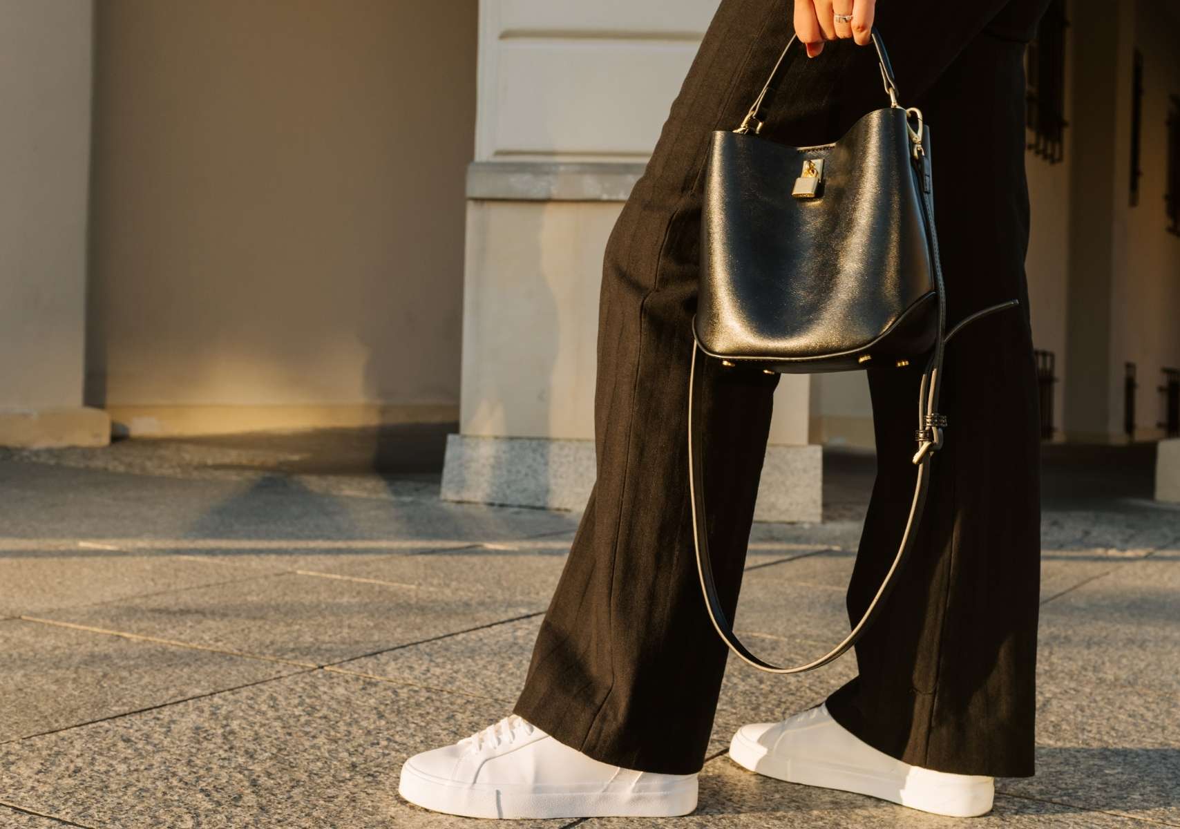 piernas de mujer caminano por la calle con tenis para viajar