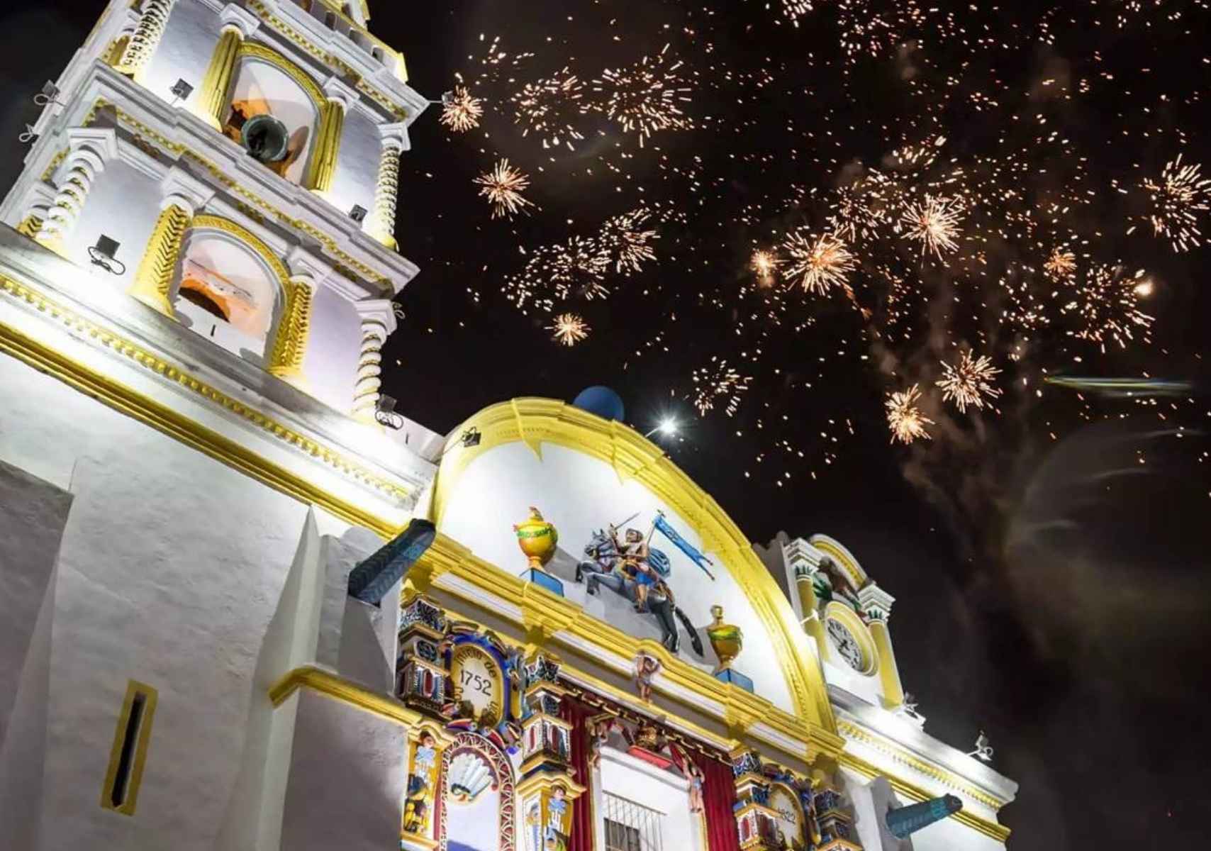 Iglesia de Chignahuapan de noche con fuegos artificiales en el cielo