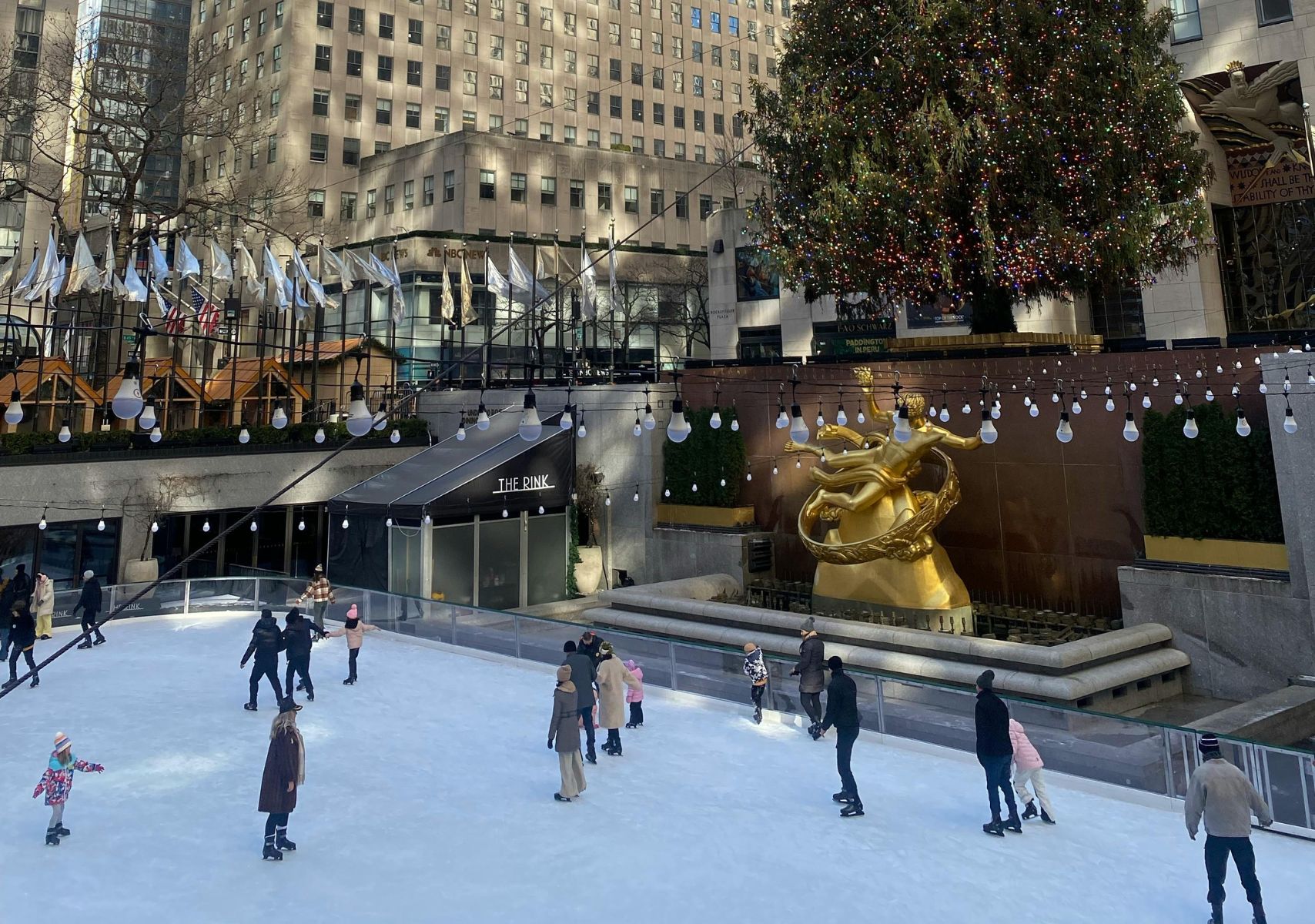 Rockefeller Center en Navidad: qué hacer y cómo vivir el destino invernal más icónico de Nueva York en Travel & Life: Tu Guía de Viajes y Estilo de Vida The Rink en el Rockefeller Center de NYC.