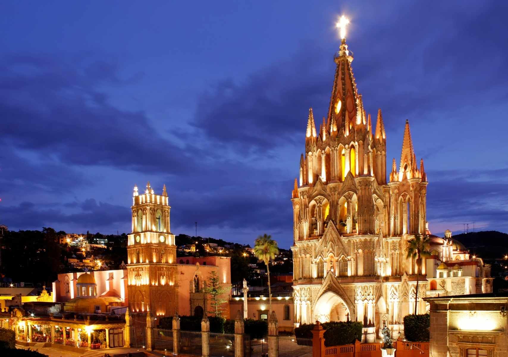 Catedral de San Miguel de Allende iluminada de noche