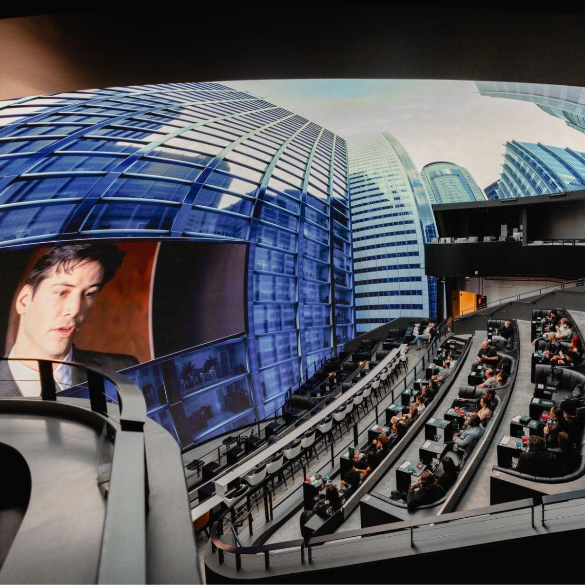 Qué hacer en Los Ángeles si eres fan del cine y Hollywood en Travel & Life: Tu Guía de Viajes y Estilo de Vida The Matrix pelcula en Cosm Los Angeles