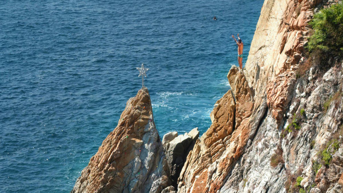 Hombre echándose un clavado en La Quebrada, Acapulco