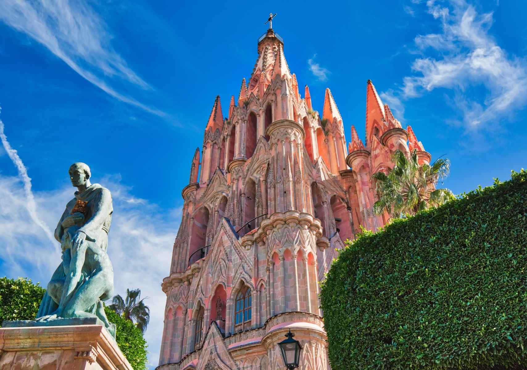 Iglesia de San Miguel de Allende en contrapicada