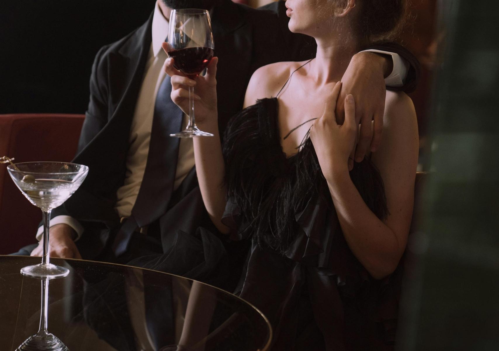 pareja tomando una copa de vino en un restaurante. Dress code