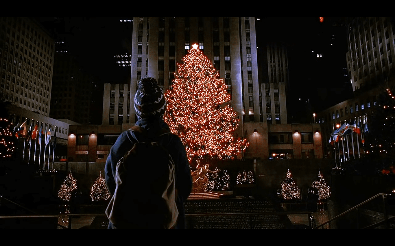 Cuánto cuesta la experiencia de "Mi Pobre Angelito" del Hotel Plaza en NYC en Travel & Life: Tu Guía de Viajes y Estilo de Vida Mi Pobre Angelito en el árbol del Rockefeller Center.
